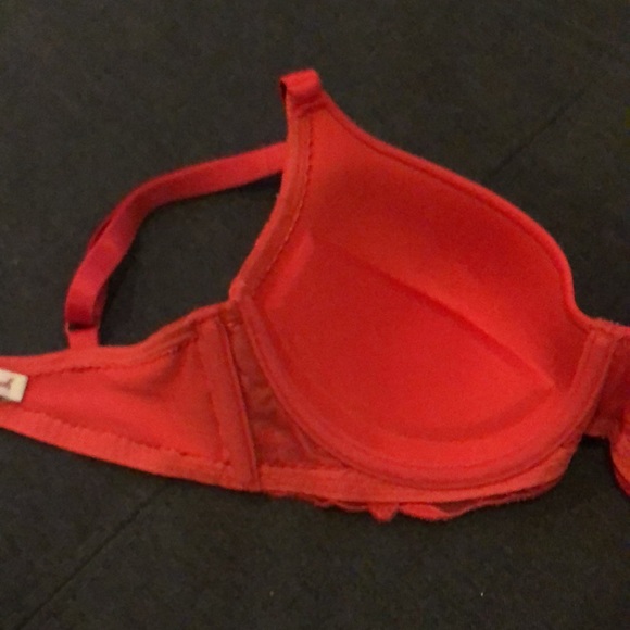 Red Bra. Triumph push up bra with padding. - Picture 6 of 9